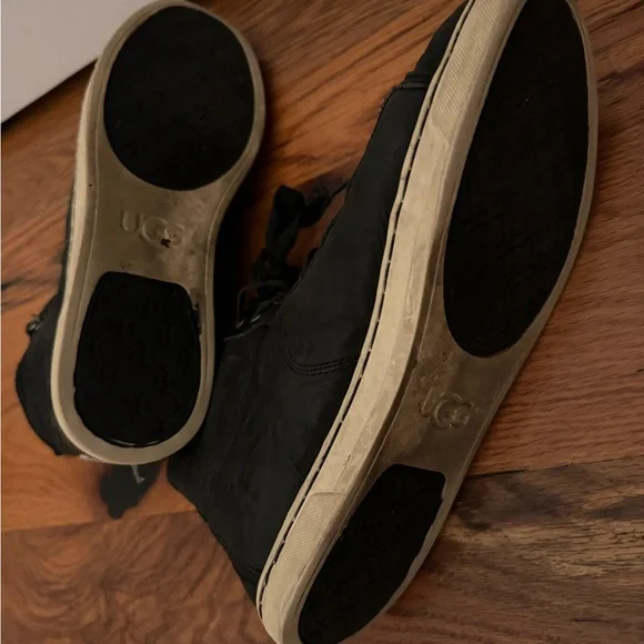 Ugg Leather Sneaker Size 10 - Picture 2 of 4